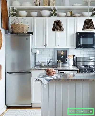 Kühlschrank in Metallic-Farbe im Inneren der Küche