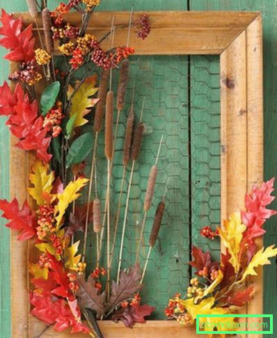 Herbstliche Platte aus getrockneten Blättern, Binsen und Beeren