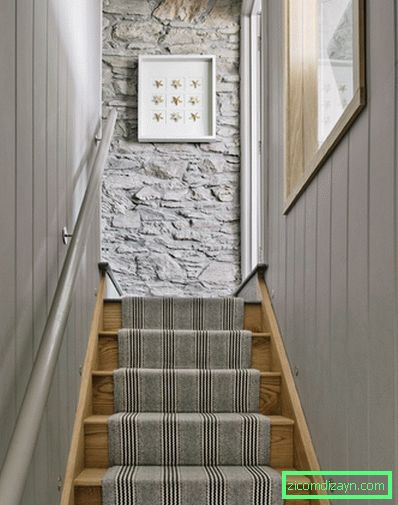 grau-Treppe-mit-freiliegenden Backstein-Wand-und-Treppenläufer