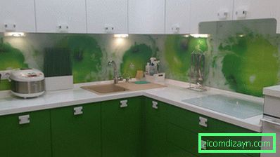 Küchendesign in weiß-grüner Farbe (echtes Foto)