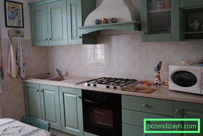 Küchendesign in weiß-grüner Farbe (echtes Foto)