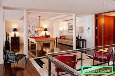 modern-elegant-interieur-wohnzimmer-design-des-luxus-dachwohnungen-new-york-mit-rot-und-weiß-kombination-farben-des-wohnzimmer-das-kombiniert-mit- Holzboden-und-auch-Holztür innen