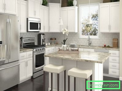 Verführerisch-Modern-Home-Edelstahl-Küche-Design-mit-weiß-Küche-Schrank-und-Küche-Insel-mit-weiß-Marmor-Arbeitsplatte-und-zwei-weiß-Hocker-plus-Edelstahl- Kühlschrank-mit-klein