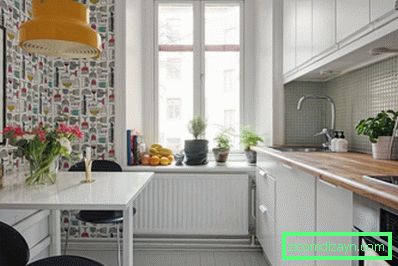 Küche mit Tapeten an einer Wand
