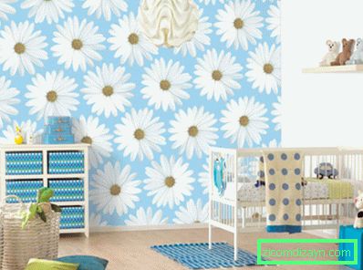 Schlafzimmer-Interieur-cool-Tapeten-für-Baby-Schlafzimmer-mit-das-Thema-von-Blumen-und-Weiß-Holz-Krippe-sind-auch-zwei-Weidenkorb-auf-dem-Laminat-Holz- Boden-mit-Designs-für-Wände-plus-Designs-für-Bett