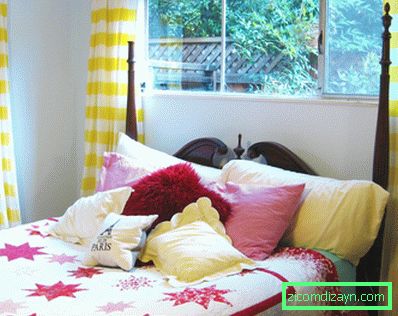 gelb-weiß-gestreifte Vorhänge-Bett-Zimmer