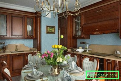 Küche im klassischen Stil mit Patina und Vergoldung